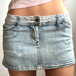 Jeanskjol - Midjemått: 39cm. Läs gärna min bio innan ni skriver💖