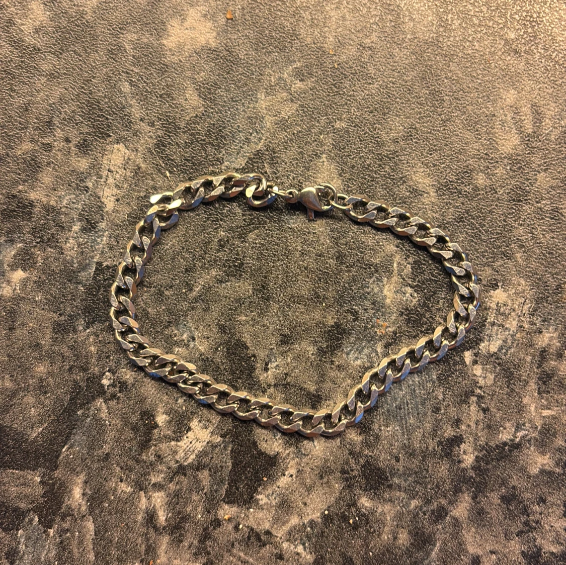 Silverfärgat armband
