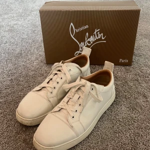 Vita Christian Louboutin - Lite smutisga under