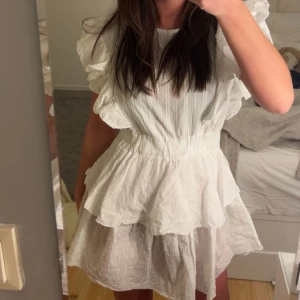 Studentklänning  - Superfin och perfekt studentklänning / sommarklänning 💖jättebra skick , strl 32-34