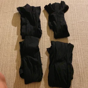 4 Svarta tights i storlek 150 - Fyra par svarta tights från lager 157 i 150 . Klassisk modell med bred resår i midjan. Säljes i paket om fyra par.