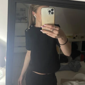 Fin topp från H&M - Fin svart topp från H&M i storlek M men passar mig som har xs/s. Den har 3 silverknappar på ena axeln. Fint skick💗