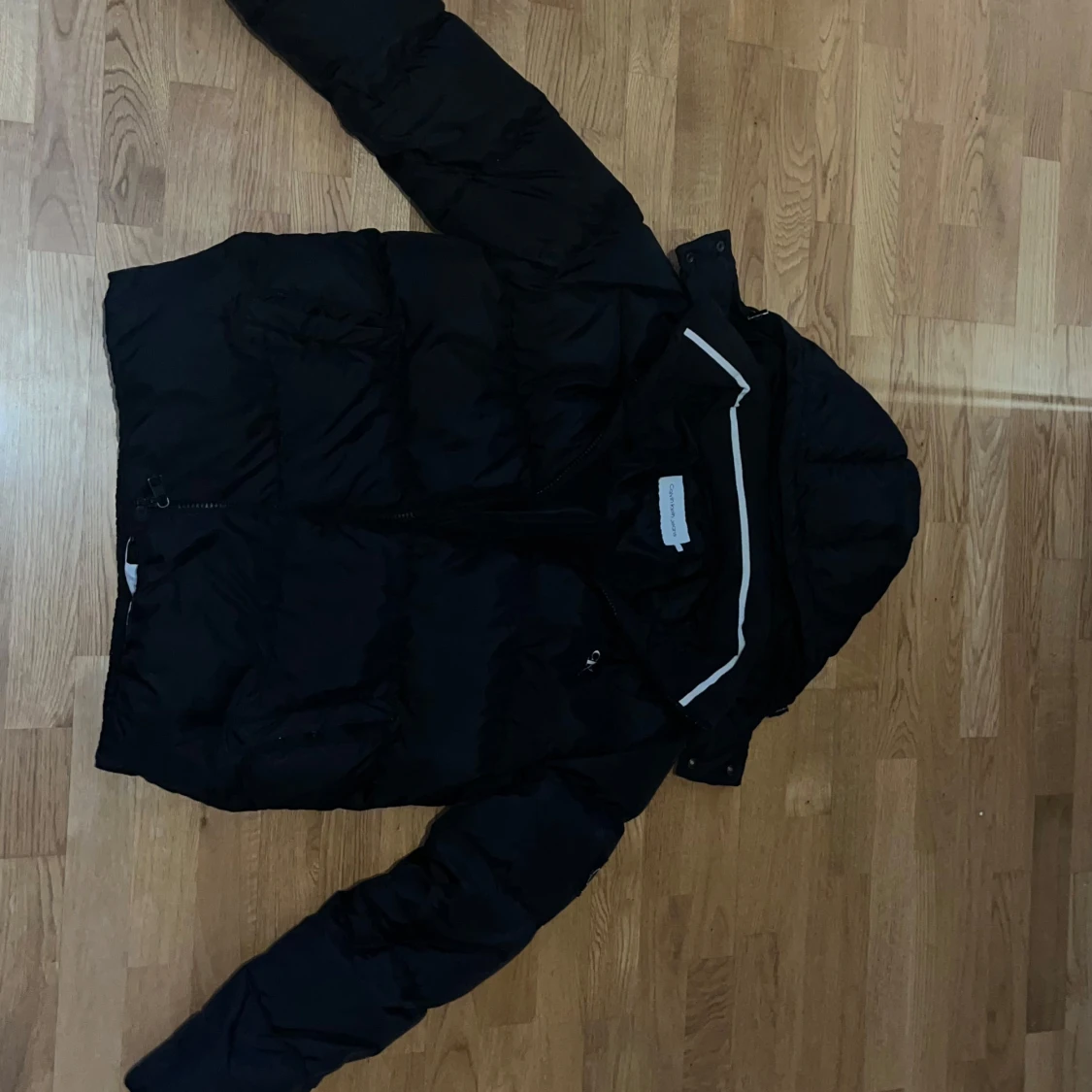 Svart pufferjacka från Calvin Klein - 1