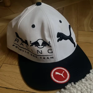 Vit och mörkblå keps från Puma Red Bull Racing - Bra skick 