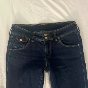 Bootcut jeans - Säljer ett par mörkblå jeansbyxor som jag själv sytt om från skinny till bootcut. De är low waist. 
