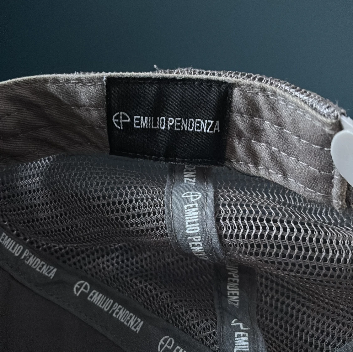 Grå keps från Emilio Pendenza med svartvitt motiv - 3