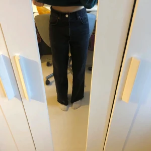 Zara High Waist Jeans - Säljer ett par svarta high waist jeans från Zara. Välanvända. Jag har klippt jeansen som ni kan se, så de skulle passa min längd. Dessa skulle passa dig som är 160 cm och neråt. Kontakta vid frågor😇 köparen står för frakten.