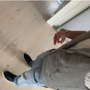 Väst - Skit snygg och stilren grå väst, perfekt inför sommaren, våren och hösten. Västen köptes för ca 1000 kr och är endast använd ungefär 3 gånger. Hör av er ifall ni vill ha fler bilder eller har andra frågor😊