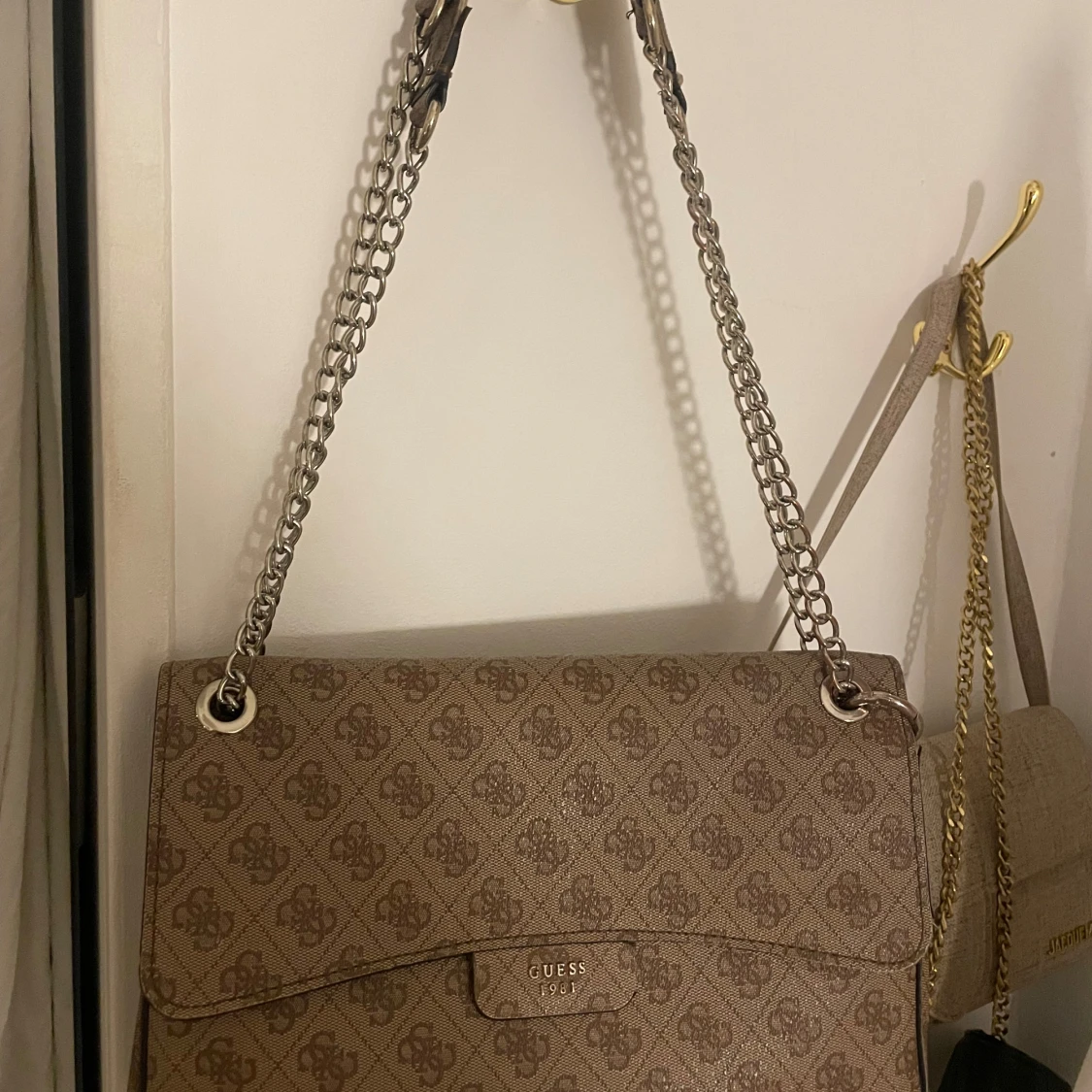 Beige axelväska från Guess med kedjerem