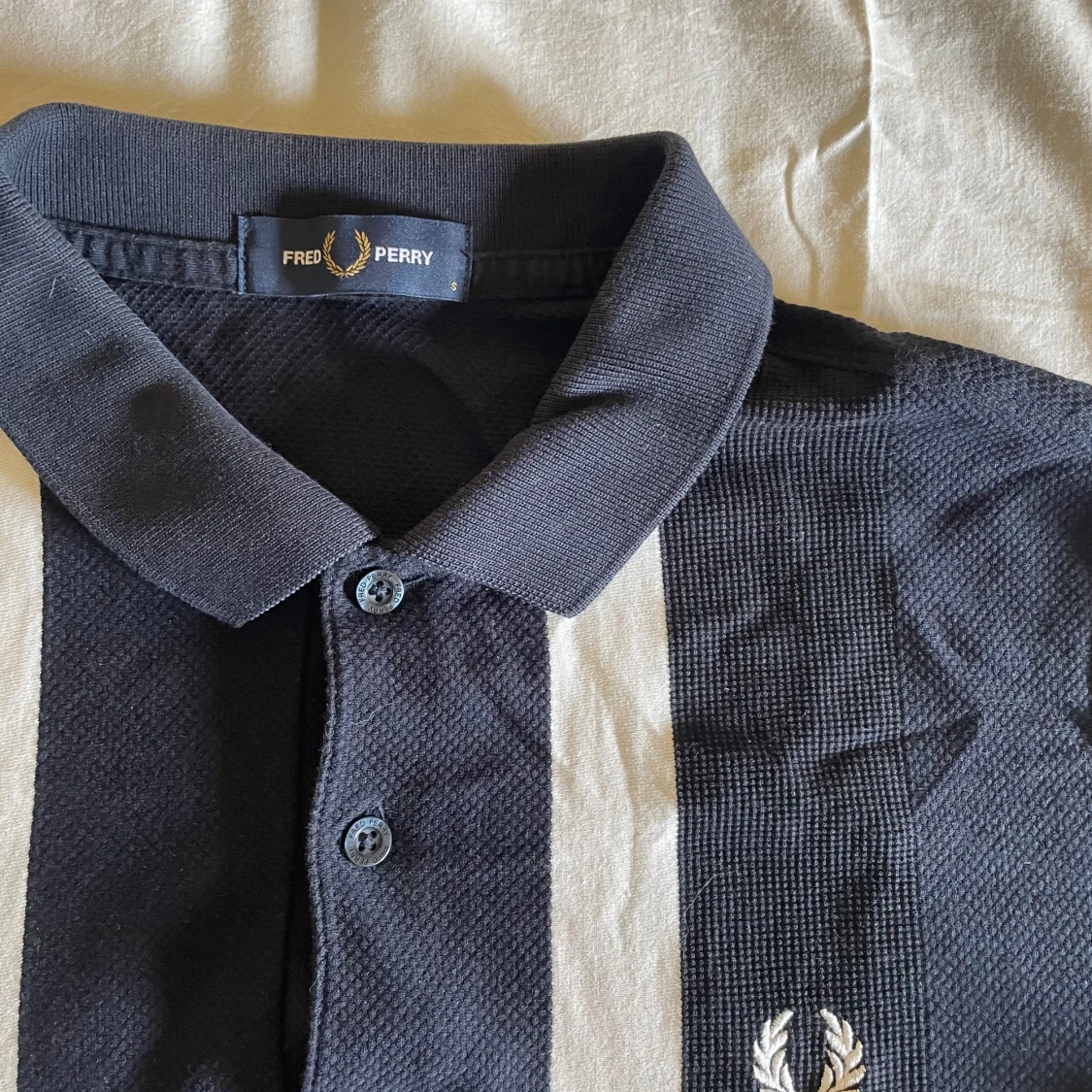 Mörkblå, svart och vit randig pikétröja från Fred Perry - 2