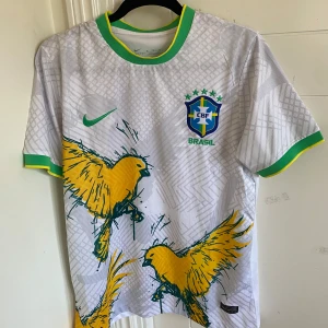 Vit Brasilien fotbollströja med gula fåglar - Finns i alla storlekar 450kr st 