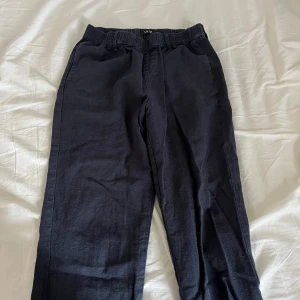 Linnebyxor från kidsbrandstore - Säljer ett par linnebyxor i väldigt bra skick från kidsbrandstore nypris är 500kr säljer för 250. Kom gärna med bud.