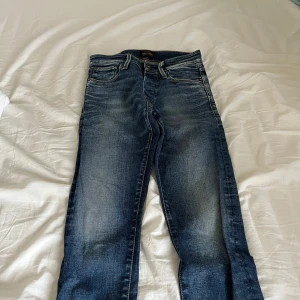 Blå slim fit jeans från Jack & Jones - Säljer ett par slim fit glenn jeans från Jack and Jones. I storlek L30 W27 dom är i väldigt bra skick 9/10 skriv om du har några funderingar. Och kom gärna med bud.