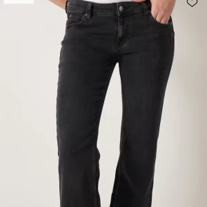 lågmidjade bootcutjeans från Lee - Säljer ett par svarta jeansbyxor från Lee med klassisk femficksdesign. Jeansen är tillverkade i ett mjukt bomullsmaterial med lite stretch. Perfekta för dig som gillar en enkel och stilren look. Nypris 1099!! Säljer endast då dom är lite korta på mig jag är 172. Otroligt sköna och snygga