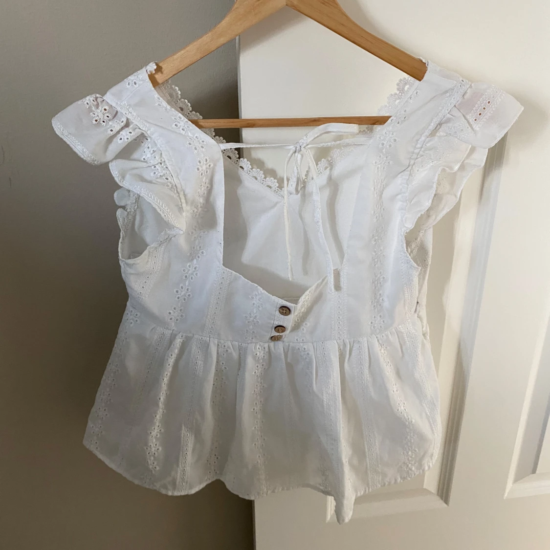 Vit blus med spetsdetaljer från SHEIN - 1