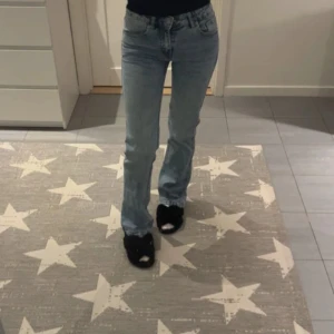 Ljusblå jeans från 157 - Säljer ett par ljusblå jeans från lager 157 i storlek XXS. Jag skulle säga att det är låg/mid midja. 