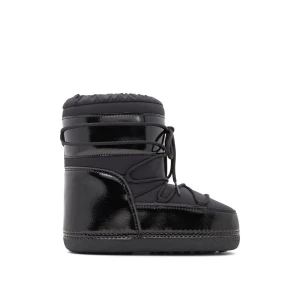 Svarta Moon Boots - Säljer ett par svarta Moon Boots (inte riktiga) med glansig finish och snörning framtill. Skorna har en rund tå och platt sula, perfekta för kalla vinterdagar. De är tillverkade i syntetmaterial och har en klassisk moon boot-design.