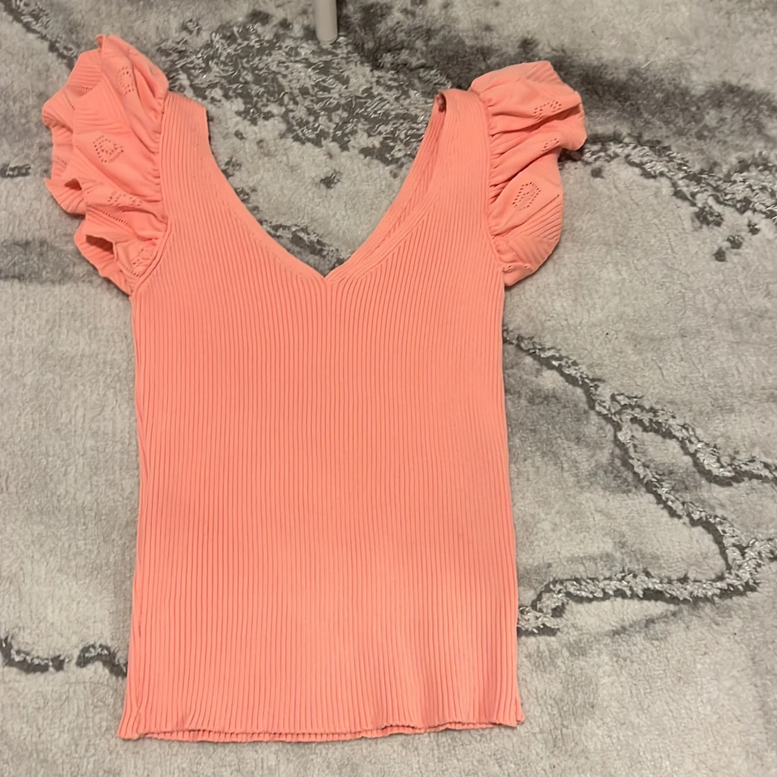 Rosa ribbad topp med volangärmar - 1