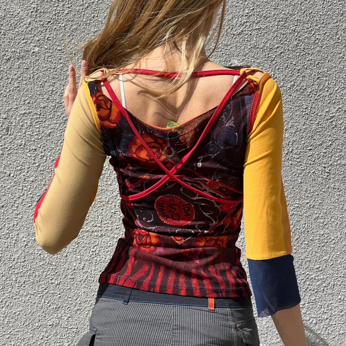 Färgglad topp med tryck och kontrastärmar - 1