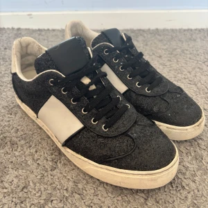 Valentino flycrew skor  - Säljer mina snygga Valentino Flycrew som inte produceras längre. Det saknas fyra nitar på den vänstra skon och två smycken på den högra. Äkthetsbevis finns och priset kan diskuteras.💕