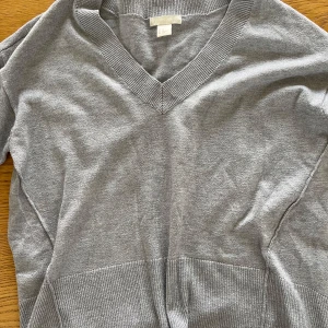 Stickad tröja  - Stickad tröja med v ringning 