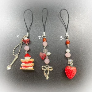 Coquette nyckelringar - 1 och 3 kostar 50kr, 2 kostar 40kr! Eller kan du köpa allt tillsammans för 130kr! Kontakta innan du trycker på köp nu. Skriv gärna ifall du vill bara köpa en av dom och inte alla tillsammans, eftersom pris är för alla! Swish betalningar går också jättebra 💗