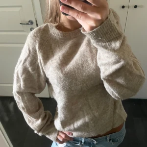 Beige stickad tröja - Snygg beige stickad tröja från By Malene Birger. Fixar så att den inte är så skrynklig innan jag skickar den 