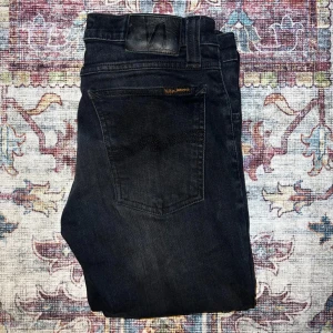 Nudie Jeans - Nudie Jeans i storlek W26, längd 97cm⚜️BRA SKICK, schysta jeans till ett bra pris|Kontakta vid minsta fråga🛎️