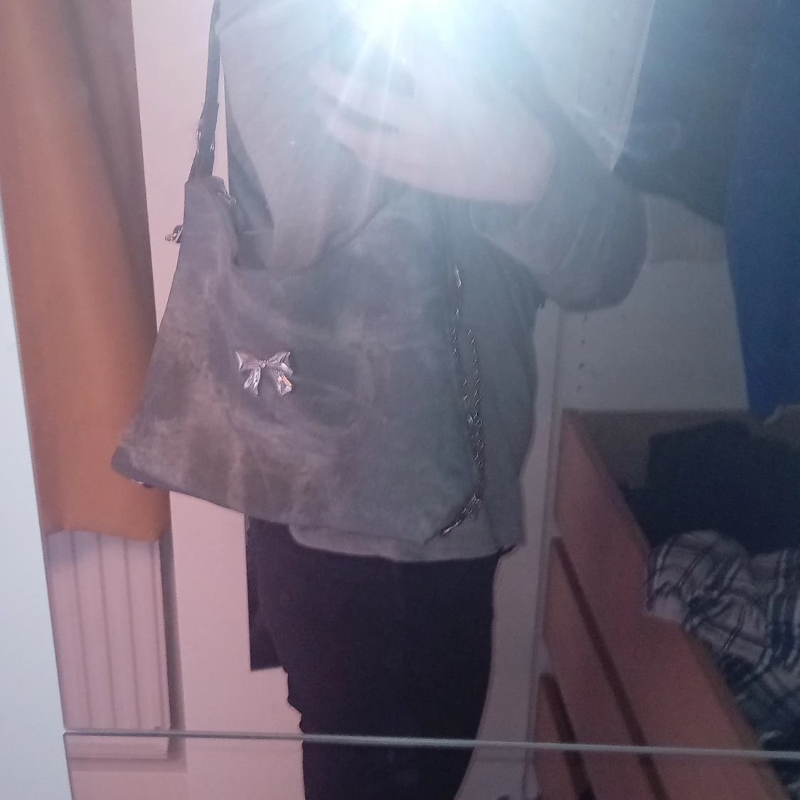 Grå axelväska med rosettdetalj - 2