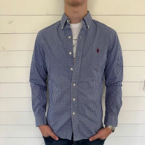 Blårutig skjorta från Ralph Lauren - Säljer nu denna klassiska Polo Ralph Lauren skjorta i riktigt schysst blå färg. Perfekt för dig som gillar stilrena och tidlösa plagg. Säljer för endast 499! Bara att skriva vid minsta fundering.