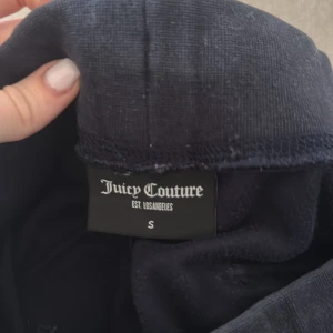 Juicy couture - Marinblå Juicy couture byxor i storlek S, har blivit väl använda. Pris kan diskuteras vissa av de silvriga detaljerna har tappat färgen. Tvättas innan dom skickas. 