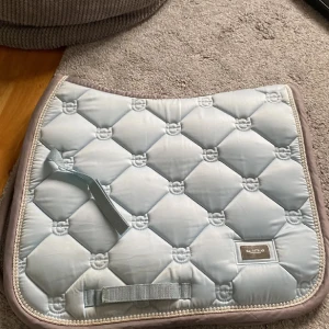 Super Fint Equestrian Stockholm Schabrak!  - Säljer detta super fina ES schabraket i strl cob i ice blue! Super bra skick förutom lite repor på brickan!💕