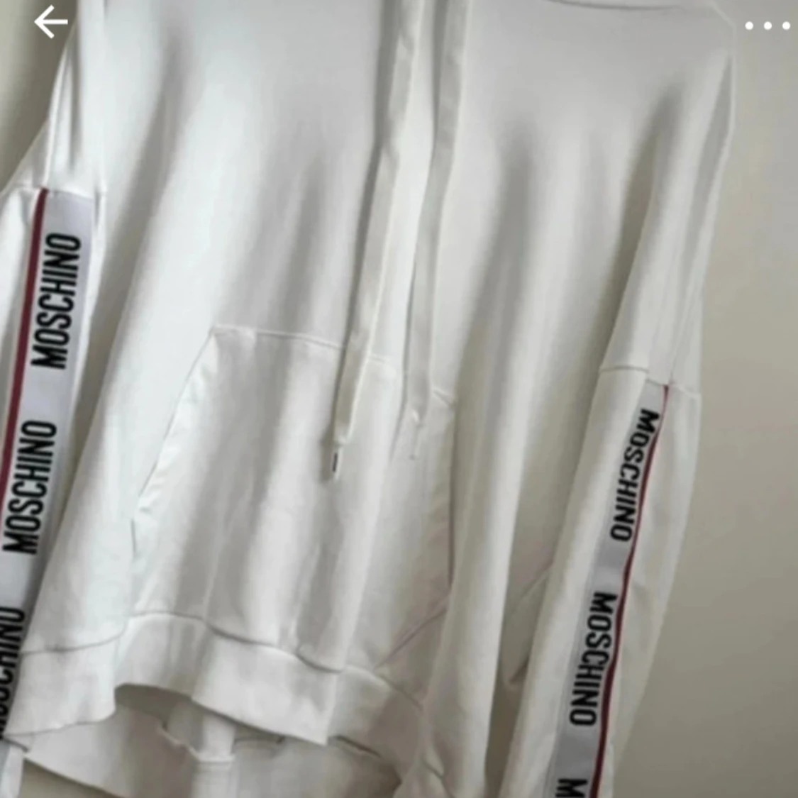 Vit hoodie från Moschino med logga på ärmarna