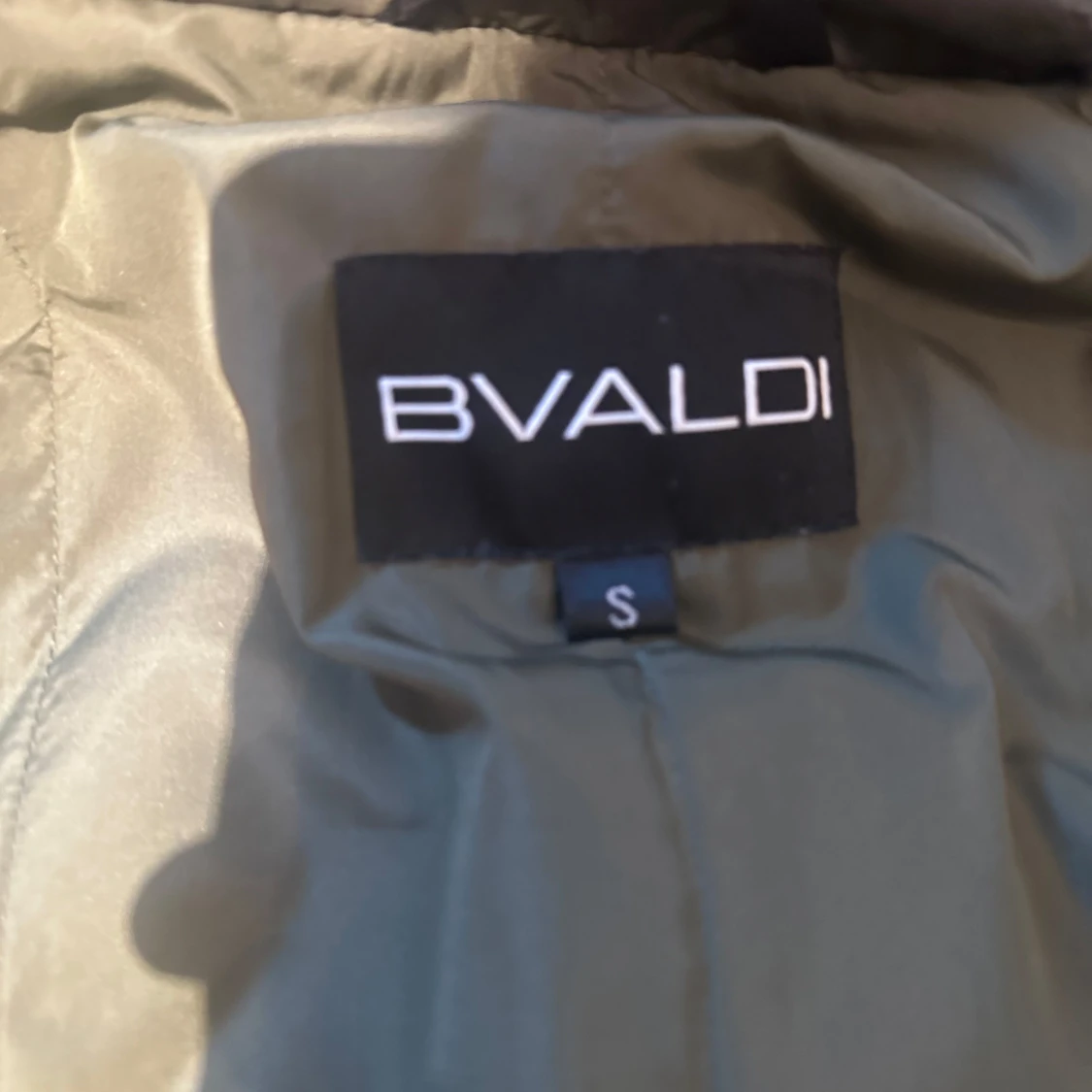 Olivgrön pufferjacka med huva från Bvaldi - 2