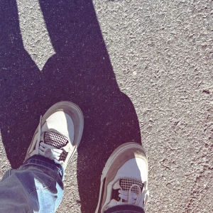 Vita och svarta sneakers (Jordan 4s)  - Säljer desssa för jag inte använder dom längre, ganska nya då jag bara har haft dom 6 gånger men tecken på användning