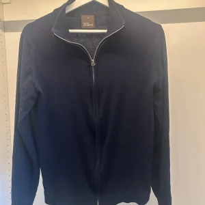 Oscar Jacobson Full Zip - Säljer denna snygga Oscar Jacobsson Full Zip. Nästan aldrig använd därför jag säljer den. På tröjan står det storlek M men skulle säga att den sitter mer som en S
