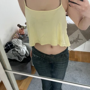 Ljusgul linne  - Säljer trändig ljusgul ”butteryellow” linne. Linnet är kort som en magtröja men täcker sidorna av midjan. Passar perfekt till sommaren. Skriv vid frågor! 💗🤗