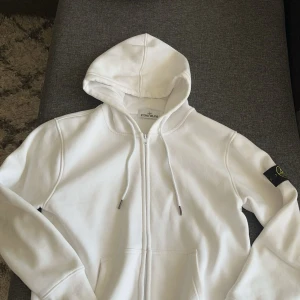  Stone Island - Hej! Säljer nu min stone Island som jag har haft i cirka 6 månader nu, säljer den för den har blivit liten på mig och kan inte bara sitta hemma och samla damm. Den är nästan nyskick här använd den ungefär fem gånger för var väldigt rädd att en sån dyr kofta skulle bli smutsigt 