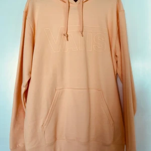 Hoodie, Vans, M - Hoodie från Vans i nyskick, storlek M. 100% bomull.   Mått: Längd ca 78 cm Ärmlängd mätt från axeln ca 67 cm Axel till axel ca 54 cm Armhåla till armhåla ca 57 cm