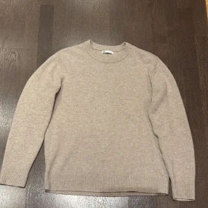 Stickad tröja från Zara - Tjena! Säljer en schysst beige stickad tröja från Zara som är i väldigt bra skick. Storleken är true to size och sitter perfekt. Hör gärna av er vid frågor/funderingar!!
