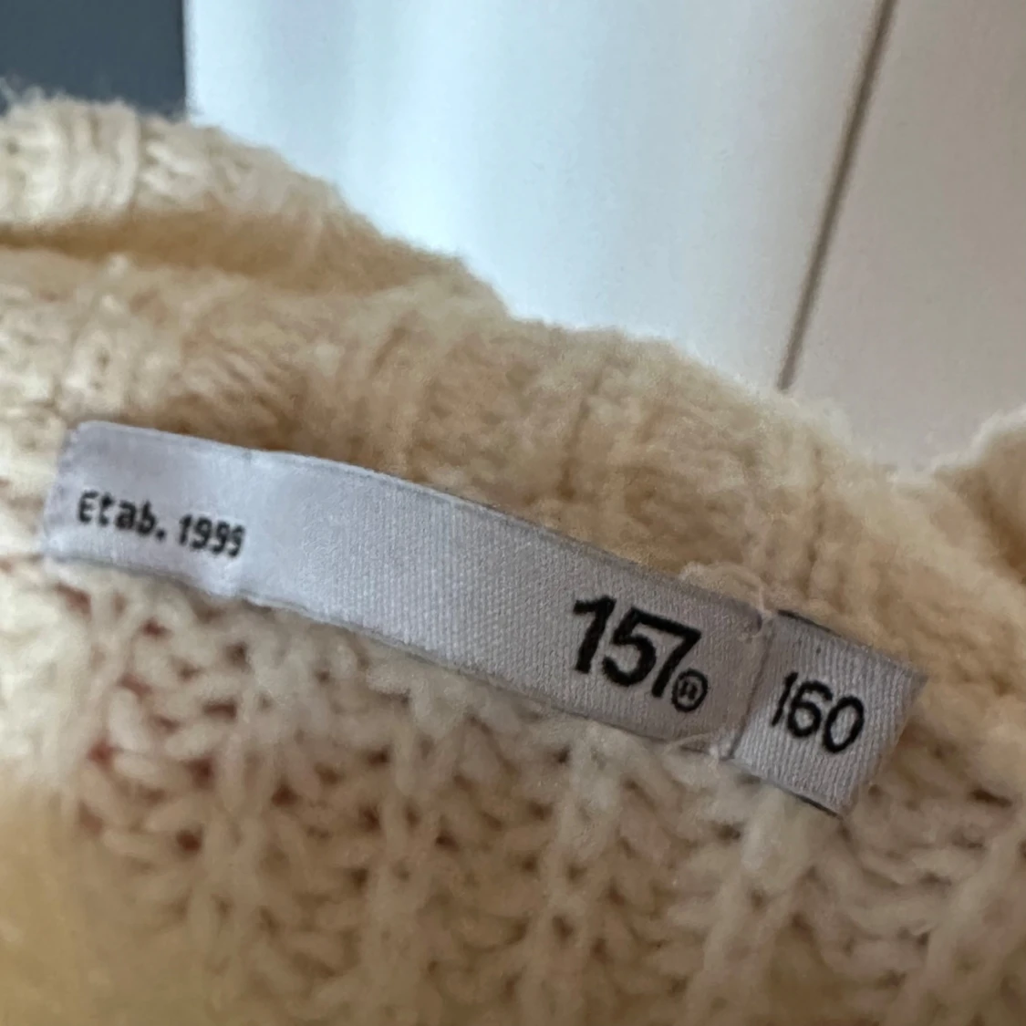 Vit stickad tröja från 157 - 2