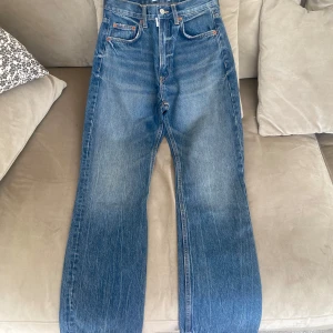 Blå raka jeans från Zara - Säljer ett par klassiska blå jeans från Zara i rak modell. Jeansen har mellan/hög midja, använda 1 gång. Säljer då de är för stora. Supersnygga och färgen är 👌🏾 