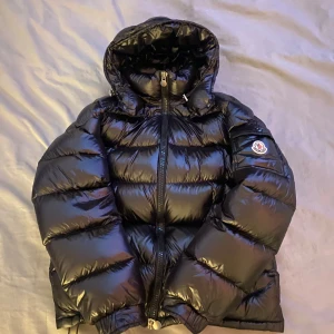 Moncler Maya Dunjacka Svart - Säljer min Moncler Maya dunjacka i svart, i mycket bra skick. Använd sparsamt och alltid väl omhändertagen. Moncler-loggan på sidan går att skanna och verifiera – fungerar utan problem.