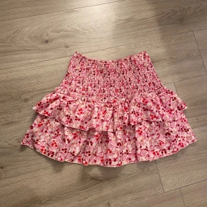 Kjol - Jätte fin kjol nu till sommaren, aldrig använd💕