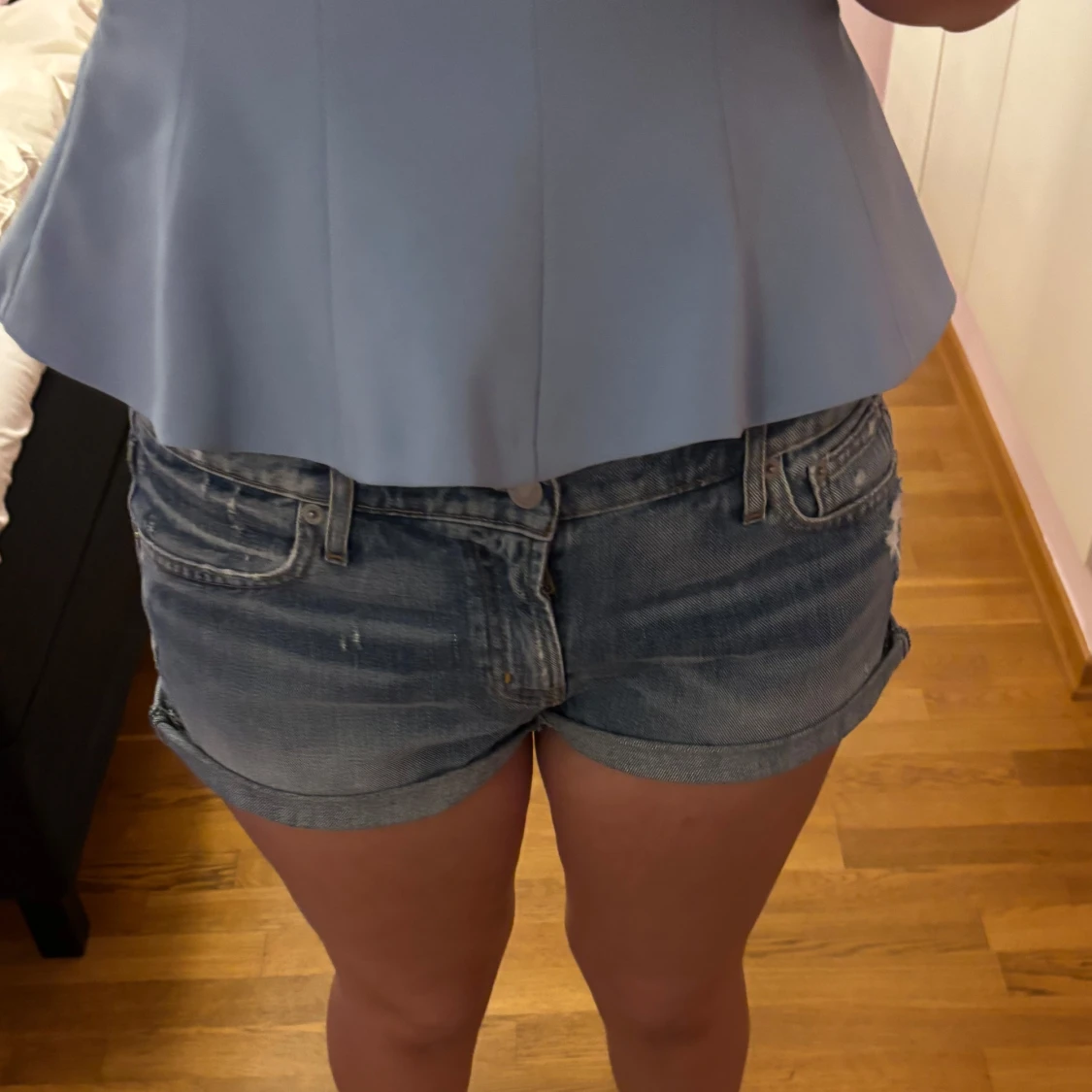 Blå jeansshorts med fransig kant - 1