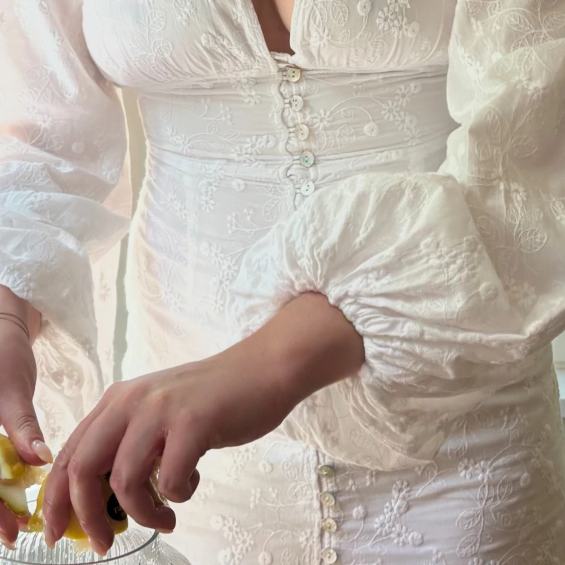 Vit långklänning med puffärmar och broderade detaljer - 2