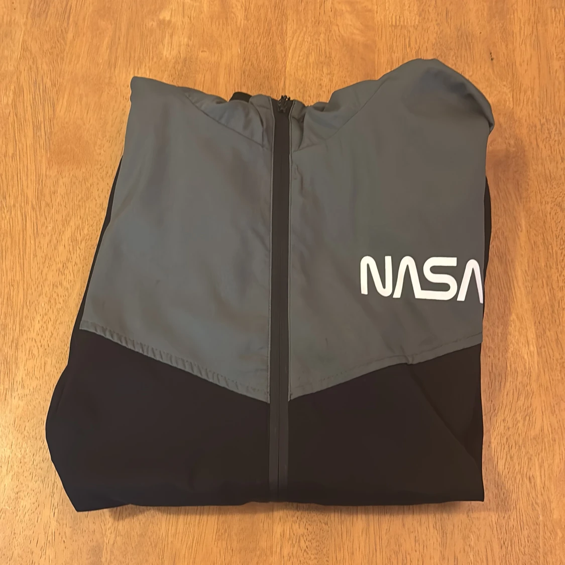 Svart och grå NASA vindjacka - 1