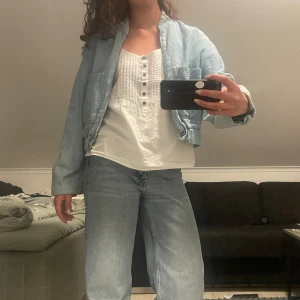 Ljusblå bomber/ jeansjacka från zara - Säljer en ljusblå croppad jeansjacka från zara med dragkedja framtill och två stora fickor. Jackan har resår i midjan och lång ärm. Perfekt för dig som gillar en avslappnad stil. På mig som är 175 sitter den lite kortare, faller vid midjan❣️Mått: 41x57
