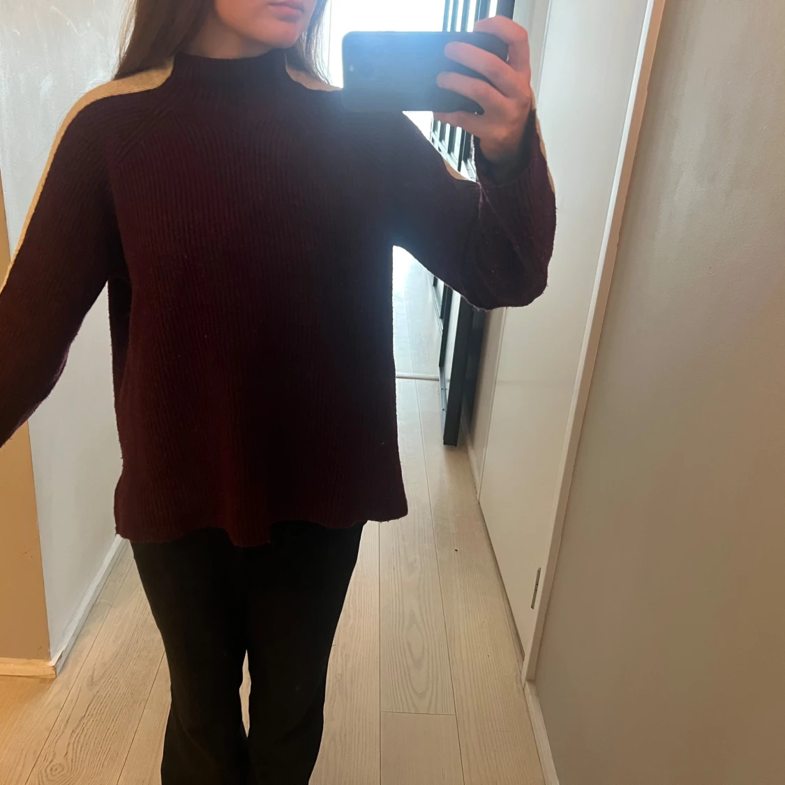 Vinröd stickad tröja med vit axel - 1