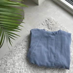 Blå hoodie från Lager 157 - Säljer en enkel blå hoodie från Lagar 157. Tröjan har huva och långa ärmar, perfekt för en avslappnad stil. Mjuk och skön med ribbad nederkant och ärmslut. Har aldrig kommit till användning!